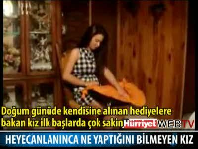KÖRPE TAY GİBİ ZIPLAYAN KIZ