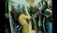 metro 'da soyunan kadın gözaltında !
