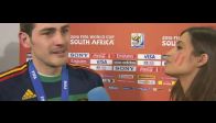 Casillas canlı yayında öpüyor!